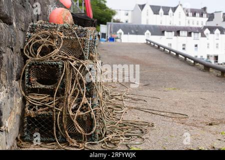 Hummerkrebse gestapelt am Quayside on the Slipway im Portree Harbour auf der Isle of Skye Stockfoto