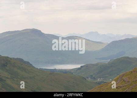 Blick von Scallasaig über Glenelg und die Straße von Kylerhea auf die Isle of Skye und die fernen Cuillin Hills im Sommer Stockfoto