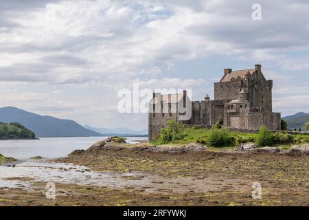 Low Tide am Eilean Donan Castle im Sommer, mit Blick auf Loch Alsh in Richtung Skye Stockfoto