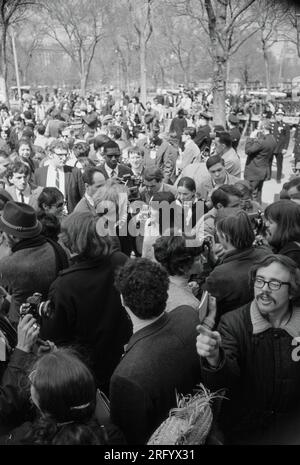 Joan Baez und Ehemann David Harris, Anti-Kriegs-Demonstration, Central Park Bandshell, New York, NY, 1968 Stockfoto