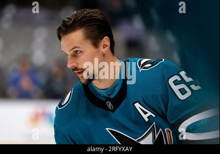 San Jose, Usa. 27. Okt. 2022. Erik Karlsson (65) der San Jose Sharks läuft während der Aufwärmphase auf dem Eis, bevor sie am Donnerstag, den 27. Oktober 2022, im SAP Center in San Jose, Kalifornien, gegen die Toronto Maple Leafs antreten. (Foto: Nhat V. Meyer/The Mercury News/TNS/Sipa USA) Guthaben: SIPA USA/Alamy Live News Stockfoto