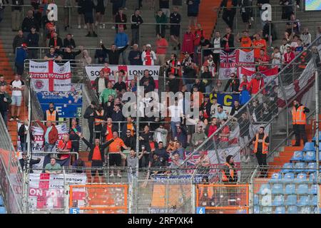 Bochum, Deutschland. 05. Aug. 2023. Fans von Luton Town während des 2023/24. Vorsaison-Freundschaftsspiels zwischen VfL Bochum 1848 und Luton Town am Vonovia Ruhrstadion, Bochum, Deutschland, am 5. August 2023. Foto: David Horn. Kredit: Prime Media Images/Alamy Live News Stockfoto