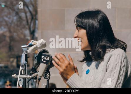 Joan Baez und Ehemann David Harris, Anti-Kriegs-Demonstration, Central Park Bandshell, New York, NY, 1968 Stockfoto