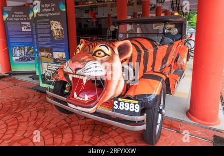 AW Boon Haws Buick Tiger Auto in der Haw Par Villa, einem Themenpark der chinesischen Mythologie in der Pasir Panjang Road, Singapur Stockfoto