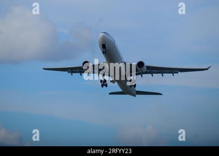 Helsinki/Finnland - 5. AUGUST 2023:ein Airbus A330, der von der finnischen Fluggesellschaft Finnair betrieben wird und vom Flughafen Helsinki abfliegt. Stockfoto