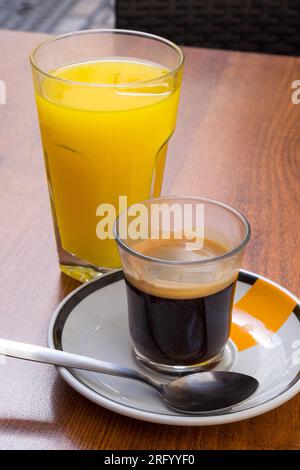 Ein Glas Kaffee und Orangensaft Stockfoto