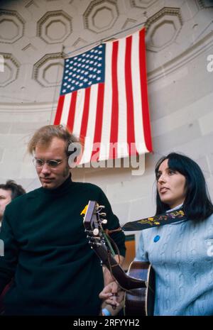 Joan Baez und Ehemann David Harris, Anti-Kriegs-Demonstration, Central Park Bandshell, New York, NY, 1968 Stockfoto