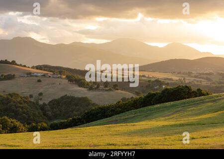 Sonnenuntergang in den Hügeln des Dorfes Arcevia in der Provinz Ancona in der italienischen Region Marken. Stockfoto