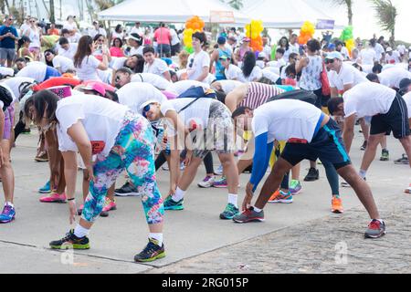 Salvador, Bahia, Brasilien - 23. August 2015: Menschen, die sich auf den Beginn des Farbenrennen in Salvador, Bahia, Brasilien freuen. Stockfoto