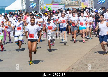 Salvador, Bahia, Brasilien - 23. August 2015: Athleten werden zu Beginn des Marathons der Farben in der Stadt Salvador, Brasilien, gesehen. Stockfoto