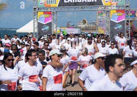 Salvador, Bahia, Brasilien - 23. August 2015: Zu Beginn des Marathons in Salvador, Brasilien, werden Tausende von Menschen beim Laufen gesehen. Stockfoto