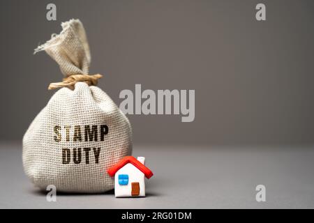 Stempelgebühr-Konzept. Steuern, die bei der Übertragung von Immobilien zwischen zwei Parteien erhoben werden. Kauf von Wohnungen und Grundstücken. Eigenschaft. Stempelgebühr Grundsteuer SDLT Stockfoto