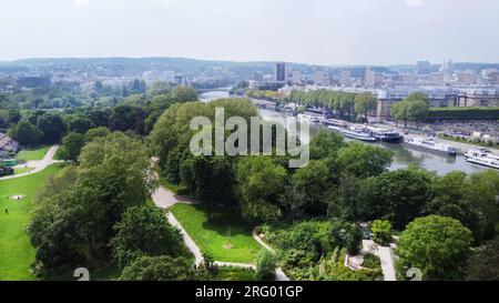 Blick auf die Drohne auf den Park Ile Saint-Germain, die seine und den Republique Point Du Jour am rechten Flussufer - fantastischer Frühlingstag in der französischen Hauptstadt Stockfoto