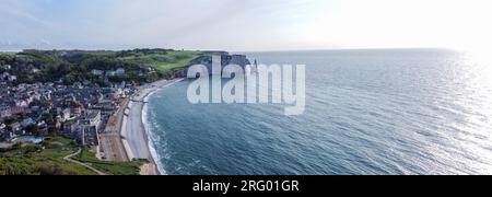 Fantastischer Blick aus der Vogelperspektive auf die Stadt Etretat an der normandischen Küste und den Strand in der Bucht (Leute laufen) und das Wasser von Manche (englischer Kanal). Beliebter Ort Stockfoto