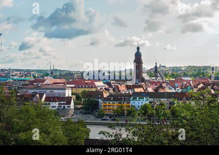 Panorama von Würzburg i September - Ineresting medieva=l Architektur der bayerischen Stadt am Main mit St. Johanneskirche (St. Johanniski Stockfoto