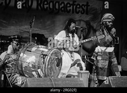 RAS MICHAEL und seine BAND spielen beim MONTEREY BAY REGGAE FESTIVAL in KALIFORNIEN Stockfoto