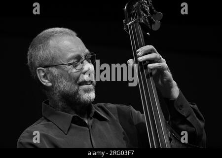 DAVE HOLLAND spielt die Basis während des 50.-jährigen MONTEREY JAZZ FESTIVALS in MONTEREY, KALIFORNIEN Stockfoto