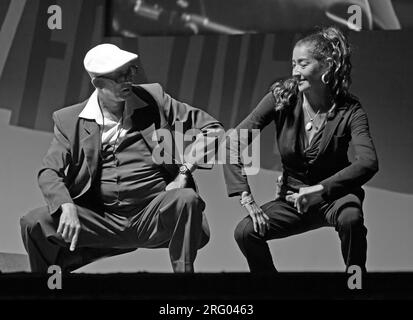 Ein Kubaner aus der Gruppe tanzt mit einer einheimischen Frau, während SEPTETO NACIONAL DE CUBA den Latin Beat auf der Jimmy Lyons Stage - 2010 MONTEREY JAZZ F vorspielt Stockfoto