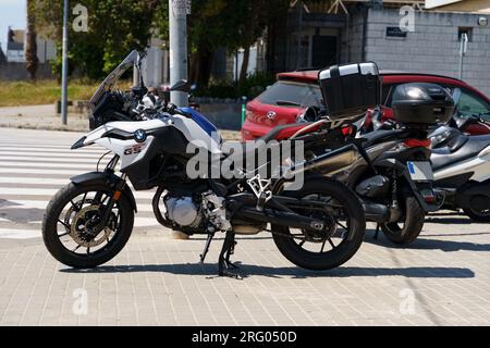 Barcelona, Spanien, 8. Mai 2023: BMW F750 GS Sportmotorrad steht auf der Straße. Stockfoto