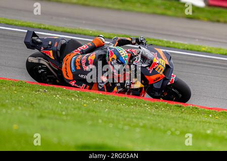 NORTHAMPTON, VEREINIGTES KÖNIGREICH. 06. Aug. 23. Brad Binder von (ZAF) von Red Bull KTM Factory Racing beim Finalrennen des britischen Grand Prix von Monster Energy auf dem Silverstone Circuit am Sonntag, den 06. August 2023 in NORTHAMPTON, ENGLAND. Kredit: Taka G Wu/Alamy Live News Stockfoto