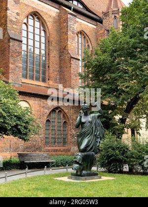 BERLIN, DEUTSCHLAND - 22. JULI 2023: Eine klassische Statue im Garten der Nikolaikirche, auch bekannt als Nikolaikirche, auch bekannt als St. Nicholas Church ist da Stockfoto