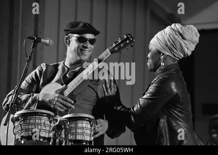 INDIA ARIE singt mit RAUL MIDÓN auf der Garten-Bühne - 54. MONTEREY JAZZ FESTIVAL 2011 Stockfoto