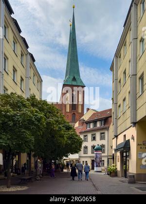 BERLIN - 22. JULI 2023: Nikolaikirche, auch bekannt als St. Nicholaskirche in Berlin. Es ist die älteste Kirche Berlins. Stockfoto