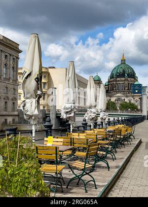 BERLIN, DEUTSCHLAND - 22. JULI 2023: Schöner Blick auf den historischen Berliner Dom in der berühmten Museumsinsel im Sommer, Berlin, Stockfoto