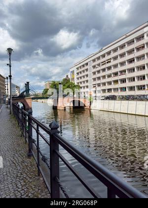 BERLIN - 22. JULI 2023: Die Jungfernbrücke (deutsch: Jungfernbrücke, die älteste Brücke Berlins) Stockfoto