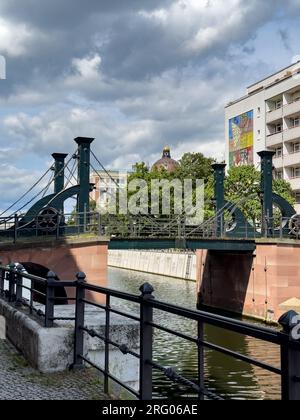 BERLIN - 22. JULI 2023: Die Jungfernbrücke (deutsch: Jungfernbrücke, die älteste Brücke Berlins) Stockfoto