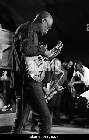 LIONEL LOUEKE Vorformen mit einer Tribute-Band für BLUE NOTE RECORDS 75TH ANNIVERSARY at MONTEREY JAZZ FESTIVAL 2014 Stockfoto