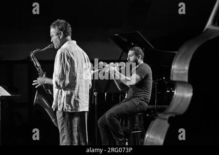 RICK MARGITZA am Saxophon für IBRAHIM MAALOUF beim 59. Monterey Jazz Festival - CALIFORNIA Stockfoto