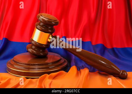 Armenisches Recht und Rechtsbegriff. Holzhammer auf armenischer Flagge, 3D-Darstellung Stockfoto