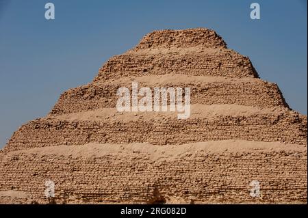 Afrika, Ägypten, Gizeh. Nahaufnahme der Pyramide von Djoser, manchmal auch als Stufenpyramide von Djoser bezeichnet. Stockfoto