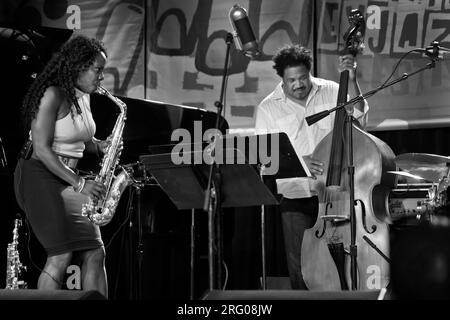 JAMES GENUS auf Basis des TIA FULLER QUARTET - 60. MONTEREY JAZZ FESTIVAL, KALIFORNIEN Stockfoto