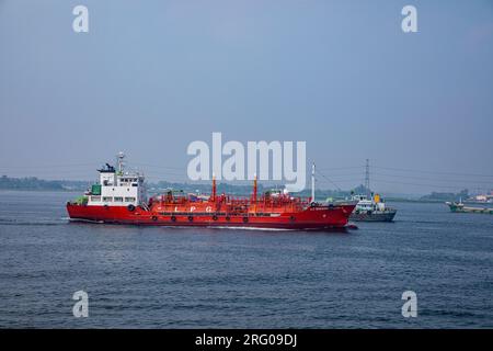 Flüssiggastanker M. T. Bashundhara LPG -5 auf dem Fluss Meghna. Chandpur, Bangladesch. Stockfoto