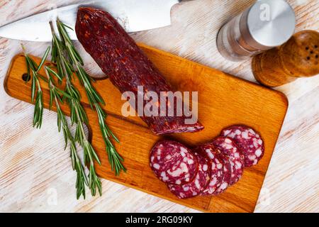 Schmackhafte getrocknete halbtrockene Wurst Braunschweig mit Rosmarin Stockfoto