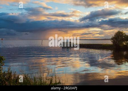 Der Wunderschöne Sonnenuntergang Spiegelt Sich An Der Stelle Wider, An Der Das Six Mile Water In Lough Neagh, Nordirland, Eindringt Stockfoto