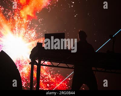 Wilderness Festival, Charlbury, Großbritannien. 6. Aug. 2023. Fatboy Slim ist die Schlagzeile der Sonntagnacht des viertägigen Festivals, das Kunst, Kultur und Musik feiert. Kredit: Andrew Walmsley/Alamy Live News Stockfoto