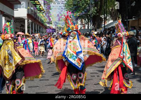 Mexikanische kostümierte Tänzer führen La Danza de los Moros oder Dance of the Moors zu Beginn des Palm Sunday Handcraft Market oder Tianguis de Domingo de Ramos am 9. April 2022 in Uruapan, Michoacan, Mexiko auf. Der einwöchige Handwerksmarkt gilt als der größte in Amerika. Stockfoto