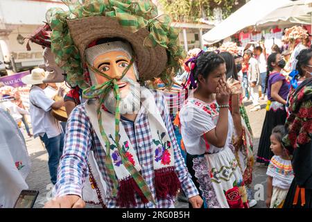 Mexikanische kostümierte Tänzer führen La Danza de los Viejitos oder Dance of the Old Men zu Beginn des Palm Sunday Handcraft Market oder Tianguis de Domingo de Ramos am 9. April 2022 in Uruapan, Michoacan, Mexiko auf. Der einwöchige Handwerksmarkt gilt als der größte in Amerika. Stockfoto