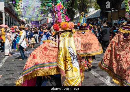 Mexikanische kostümierte Tänzer führen La Danza de los Moros oder Dance of the Moors zu Beginn des Palm Sunday Handcraft Market oder Tianguis de Domingo de Ramos am 9. April 2022 in Uruapan, Michoacan, Mexiko auf. Der einwöchige Handwerksmarkt gilt als der größte in Amerika. Stockfoto