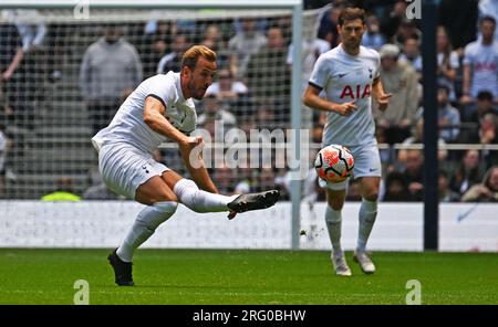 London, Großbritannien. 08. Aug. 2023. Harry Kane von Tottenham Hotspur in Aktion. Vorsaison: Tottenham Hotspur gegen Shakhtar Donetsk im Tottenham Hotspur Stadium in London am Sonntag, den 6. August 2023. Dieses Bild darf nur zu redaktionellen Zwecken verwendet werden. Nur redaktionelle Verwendung, Bild von Sandra Mailer/Andrew Orchard Sports Photography/Alamy Live News Credit: Andrew Orchard Sports Photography/Alamy Live News Stockfoto