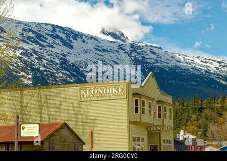 SKAGWAY, ALASKA - 7. Mai 2023: Skagway ist ein Stadtteil in Alaska mit einer Vollzeitbevölkerung von etwa 1.000 Einwohnern. Im Sommer bringen Kreuzfahrtschiffe Stockfoto