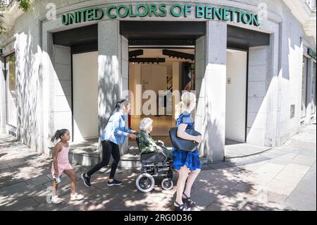 Madrid, Spanien. 2. Aug. 2023. Fußgänger gehen vorbei an der italienischen Modemarke United Colors im spanischen Benetton Store. (Kreditbild: © Xavi Lopez/SOPA Images via ZUMA Press Wire) NUR REDAKTIONELLE VERWENDUNG! Nicht für den kommerziellen GEBRAUCH! Stockfoto