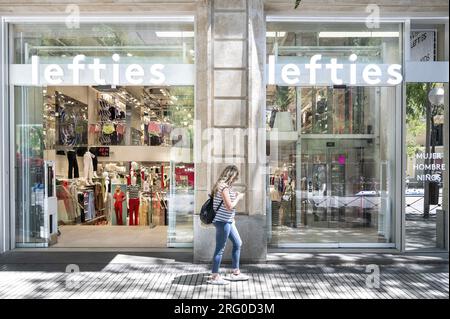 Madrid, Spanien. 2. Aug. 2023. Ein Fußgänger geht an der spanischen Modemarke vorbei, die im Besitz von Inditex, Lefties, in Spanien ist. (Kreditbild: © Xavi Lopez/SOPA Images via ZUMA Press Wire) NUR REDAKTIONELLE VERWENDUNG! Nicht für den kommerziellen GEBRAUCH! Stockfoto