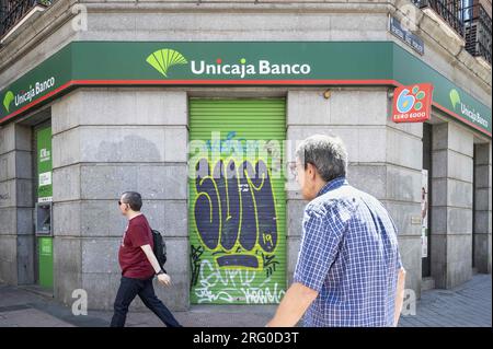 Madrid, Spanien. 2. Aug. 2023. Fußgänger gehen an der spanischen Sparkasse Unicaja Banco in Spanien vorbei. (Kreditbild: © Xavi Lopez/SOPA Images via ZUMA Press Wire) NUR REDAKTIONELLE VERWENDUNG! Nicht für den kommerziellen GEBRAUCH! Stockfoto