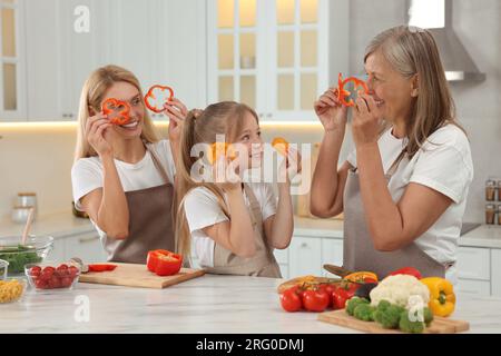 Drei Generationen. Glückliche Großmutter, ihre Tochter und Enkelin haben Spaß beim Kochen in der Küche Stockfoto