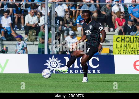 Augsburgs deutscher Verteidiger Patric Pfeiffer kontrolliert den Ball im Freundschaftsspiel SSC Napoli gegen den FC Augsburg. Stockfoto