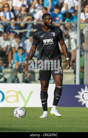 Augsburgs deutscher Verteidiger Patric Pfeiffer kontrolliert den Ball im Freundschaftsspiel SSC Napoli gegen den FC Augsburg. Stockfoto